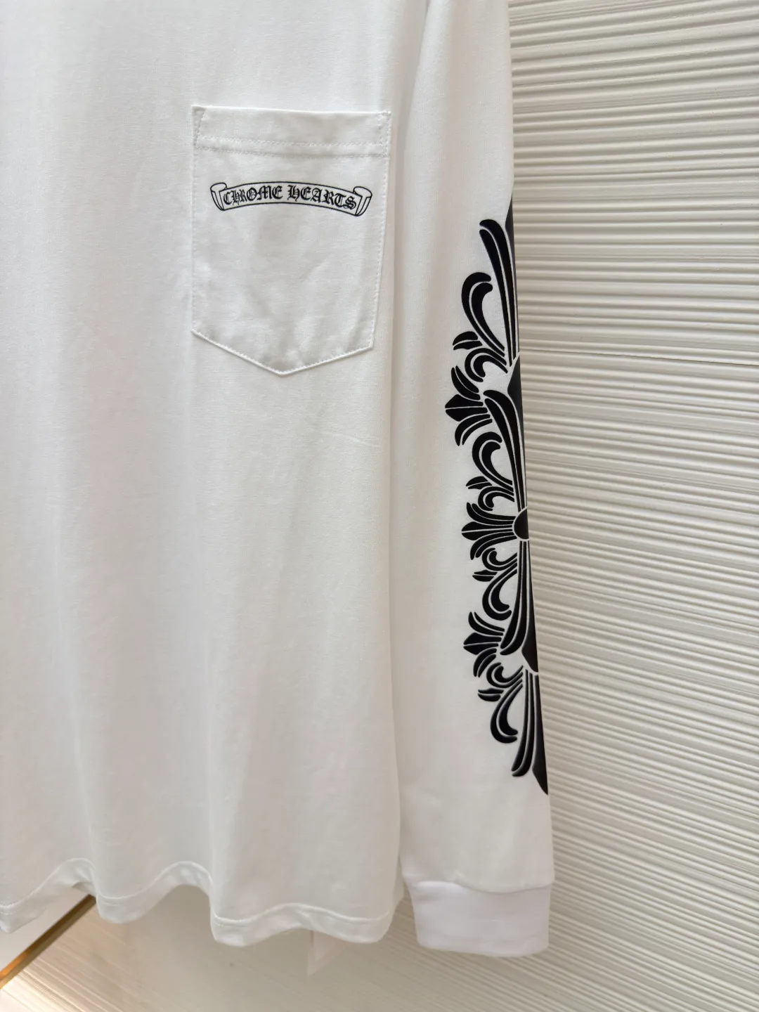 Chrome Hearts Graffiti Limited Long Sleeve ●Item No.: 1680095-A10 ●Material: pure cotton fabric ●Technology: Printing ●Version: Fitted version ●Weight: about 300 grams ●Size: S-M-L ●Description: The fabric is made of 26-woven 220-gram cotton, and the printing is printed with ink. The most important thing is that the leather is sewn by hand (handwork involves high costs). A lot of effort has been put into the fabric, hardware and craftsmanship. The top quality and industry benchmark in the market are only owned by a few people. The overall wiring is straight and delicate, the fabric is comfortable and soft, and the color is consistent without color difference. It can be matched with the same style to create a fashionable look and control various occasions. Customized accessories, complete with three standards, same style for men and women!
